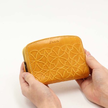 30代、40代、50代の女性におすすめの、日本ブランドが仕立てる可愛いレディースミニ財布はDakotaのリリーヴォ
