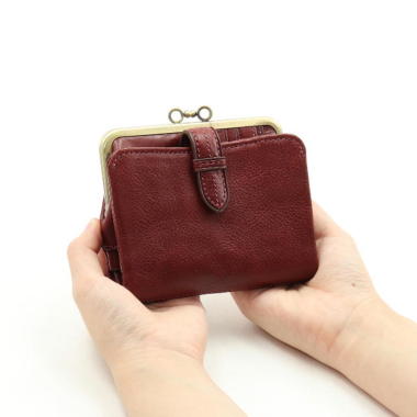30代の女性におすすめの定番人気のお財布を扱うブランドと人気のお財布はDakotaのクラプトン二つ折り財布