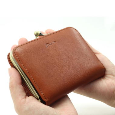 50代女性におすすめの定番人気のお財布ブランドと人気のお財布はDakotaのがま口財布ラルゴ
